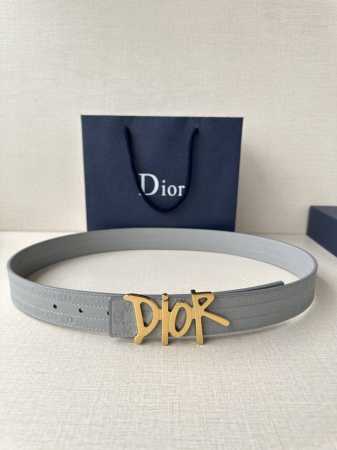宽度3.5Cm Dior 这款不锈钢金属腰带扣是春季系列新品，展示 Cd Icon 标志和 Oblique Cosmo 图案，致敬 Dior 的经典图案。可与各 - 点击图像关闭