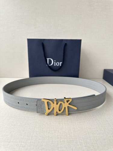 宽度3.5Cm Dior 这款不锈钢金属腰带扣是春季系列新品，展示 Cd Icon 标志和 Oblique Cosmo 图案，致敬 Dior 的经典图案。可与各