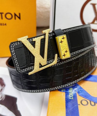 皮带：Lv..路易..威登顶级复刻. 腰带：原单品质百分百头层牛皮，保证真皮。雕花工艺.真空电镀.永不掉色.24K纯钢扣头层鳄鱼皮纹路双面可用专柜同等质量， 送