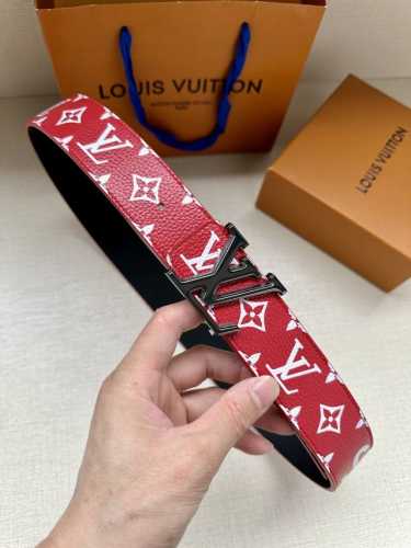特 P200 4.0宽L联名合作款出货 劲爆款式 宇宙大牌Louisvuitton与街头潮流品牌Supreme联合设计 一种破天荒的趣味感 突破性十足 精钢锻造