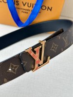 4.0宽 Lv Pixel 双面腰带为经典搭扣注入潮流新意，令标志性 Lv 字母胶扣映现立体像素效果。Monogram 帆布和素净皮革切换两式风尚