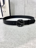 宽度3.8Cm Gucci Gg Marmont系列每一季都会推陈出新，为灵感源于70年代的标志性原版gg6.0Cm钢扣配件注入现代精髓。这款双色头层牛皮腰带