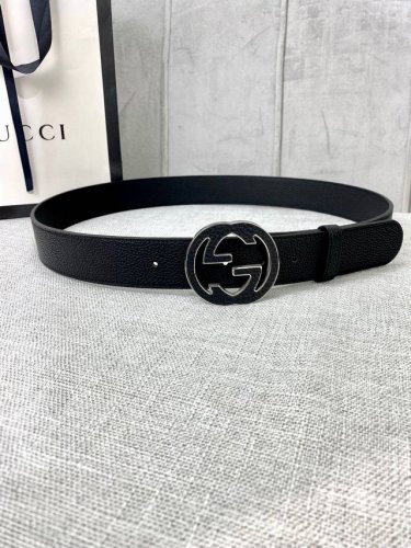 宽度3.8Cm Gucci Gg Marmont系列每一季都会推陈出新，为灵感源于70年代的标志性原版gg6.0Cm钢扣配件注入现代精髓。这款双色头层牛皮腰带