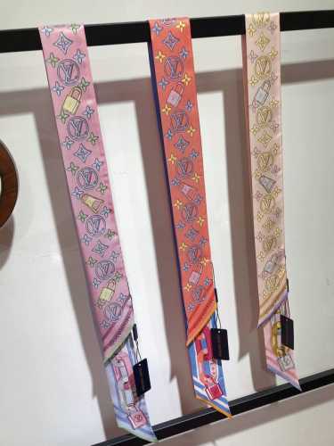 Plv2347Lv束发带！Monogram 图案致意品牌经典，繁复图景均由喷墨印制呈现。法国进口真丝面料非常特别的触感 超多用途：领巾、发带、包包配饰、腰带..