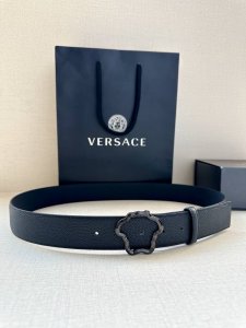 宽度4.0Cm Versace 范思哲 此款柔软的皮带饰3D美杜莎腰带扣，可搭配正装或休闲牛仔装。