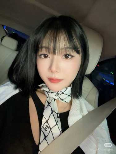 最新小红书 专柜同款！香奈儿束发带 飘带款！可当小围巾，绑头发，绑手袋，绑在手腕装饰！多功能随便你搭配！双面斜纹真丝！规格6*120！
