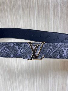 特 4.0当季新款 一面进口小牛皮 一面进口帆布印花 可双面用 搭配精品扣头 实物实拍