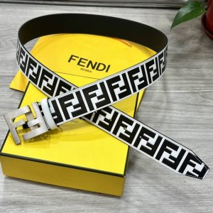 特 Fendi 芬迪 宽38Mm 标志造型宽皮带。原版定制F扣，进口原版小牛皮制成。印有浮雕黑Ff 图案。镀金表面金属制品，品质保证。