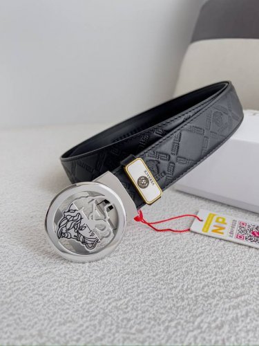品名：范思哲.Versace.皮带腰带自动皮带 型号：自动带，纯钢材质经典人头自动扣，图片实物拍摄 腰带：百分百头层牛皮，自动带身，保证真皮。24K纯钢扣永不掉