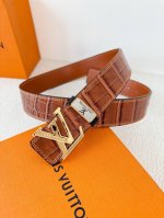 品名： Lv..路易..威登腰带皮带原单 型号：挂扣，经典纯钢材质挂扣，头层牛皮，图片实物拍摄 材料：头层牛皮，挂扣系列，纯钢材质扣头，钯镀电镀工艺永不掉色。原