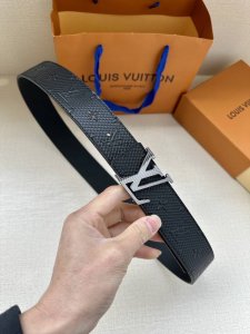 特 4.0宽 Speaker 腰带令 Monogram 压纹贯穿左右，以字母搭扣道出 春夏系列的时尚新意，为品牌经典注入摩登格调。