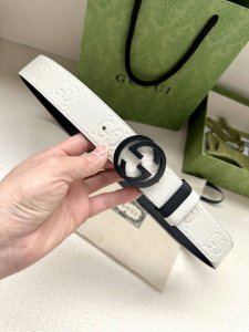 特 Gucci 宽度4.0Cm每一季，品牌典藏设计中的标志性元素都会吐故纳新，为经典注入新意。Guccio Gucci字母交织图案巧妙融入纹理和材质，以印花压纹