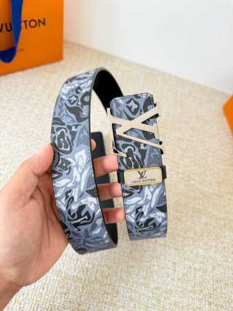 品名： Lv..路易..威登腰带皮带原单 型号：挂扣，经典纯钢材质挂扣，头层牛皮，图片实物拍摄 材料：头层牛皮，挂扣系列，纯钢材质扣头，镀钯电镀工艺永不掉色。原 - 点击图像关闭