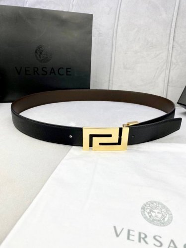 宽度3.5Cm Versace 范思哲 此款柔软的 手掌纹皮底 皮带饰有一个几何形状的希腊回纹别扣，既时尚又优雅。