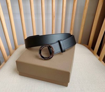 Burberry 巴宝莉专柜同步上新意大利制皮革腰带 搭扣处亮眼装饰镌刻品牌徽标图案 灵感源自品牌标识性Society赛尔迪手袋中的亮泽按扣设计 宽:3.5cm