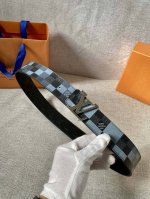 4.0宽 Initiales Everyday Lv 双面腰带令 Louis Vuitton 标识加入经典 Monogram 图案，再以丝滑小牛皮演绎沉稳一面，