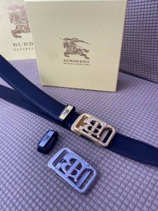 品名：巴宝莉自动带 材质：原单牛皮腰带 百分百头层牛皮腰带保证真皮，24K纯钢扣，专柜原单品质、做工精细，时尚大牌，送人自用首选 包装： 请认准如图专柜包装赠送