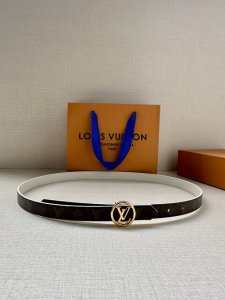 2.0宽 本款 Lv Iconic 双面腰带新款 搭配标志性 Iconic 搭扣，无论展现 Monogram Reverse 帆布或素雅牛皮革，均可为挚爱造型注