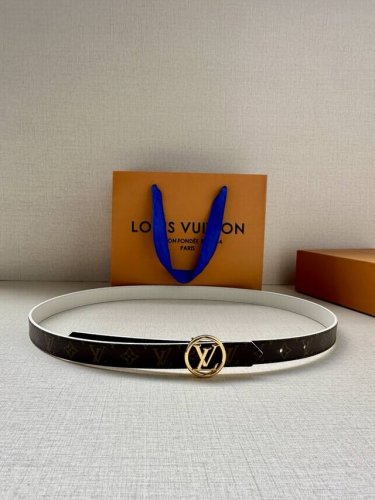 2.0宽 本款 Lv Iconic 双面腰带新款 搭配标志性 Iconic 搭扣，无论展现 Monogram Reverse 帆布或素雅牛皮革，均可为挚爱造型注