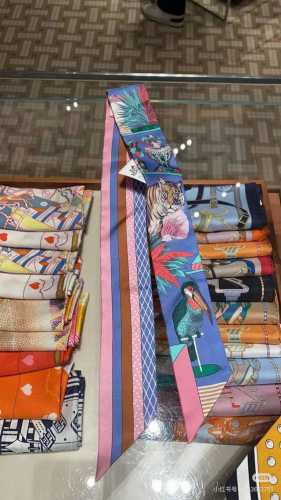 爱马仕Hermes “新型大剧院”Twilly小丝巾 Twilly小丝巾 100%桑蚕丝 重磅18姆米斜纹面料 这款小巧的真丝配饰佩戴方式千变万化，可为您的日常