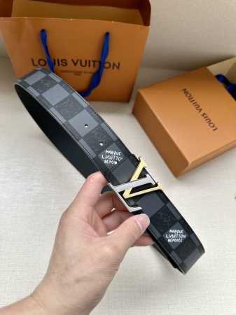 特 4.0宽Lv Line 双面腰带令抛光搭扣的 L 字呈现摩登无论搭配经典 Monogram 牛皮革，均可释放儒雅气度。 - 点击图像关闭