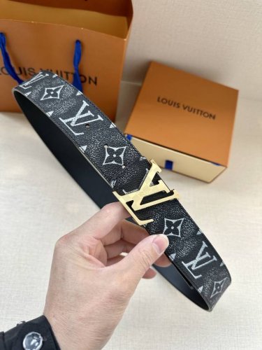 特 本款4.0宽 Lv Initiales 双面腰带以大胆笔触解读经典设计。Monogram Faded 压纹帆布呈现做旧效果，柔滑皮革提供雅致选择。