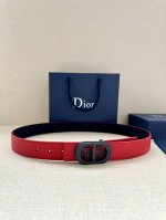 特 宽度3.5Cm 这款白金色饰面黄铜腰带扣采用“Cd”标志点缀，镌刻有 Dior Oblique 图案，经典元素呈现本季全新风采。设计精巧，可与各式 35 毫
