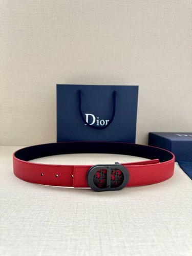 特 宽度3.5Cm 这款白金色饰面黄铜腰带扣采用“Cd”标志点缀，镌刻有 Dior Oblique 图案，经典元素呈现本季全新风采。设计精巧，可与各式 35 毫