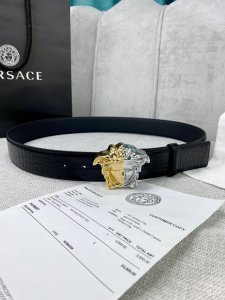 宽度4.0Cm 范思哲 此款鳄鱼纹皮底 腰带饰有标志性的Versace美杜莎头像扣，彰显品牌格调。是一款精美的衣橱必备单品。