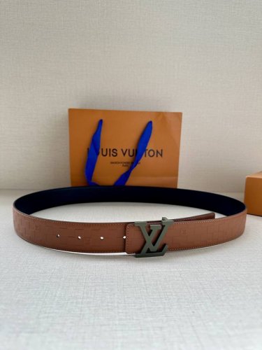 Lv Heritage 双面腰带3.4宽 选取粒面皮革和纳帕皮革 烤漆新款 Lv 搭扣 微弧形边缘和摩登形状末端见证细致匠心 为考究人士带来赠礼佳选