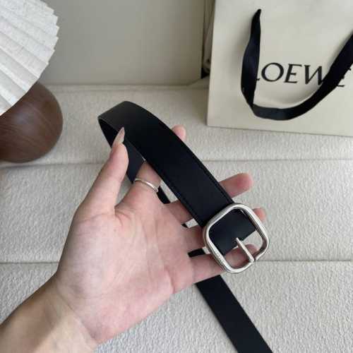 特 Loewe新款植鞣牛皮革柔软腰带，皮革经过处理，会自然老化并随着时间展现岁月光泽。圆形搭扣，3.2Cm宽，五孔调节，镌刻Loewe标志。颜色：黑色 银扣