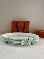 本款4.0宽Lv Imprint 双面腰带令休闲造型展露新季街头风范 皮革腰带压印 Vuitton 字样 延续运动鞋外底的灵感启发 Lv 字母搭扣拥有缤纷边缘