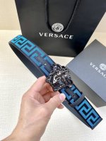 特 带宽3.8Cm Versace 范思哲 此款缎带腰带风格十分休闲，饰有标志性希腊回纹图案，可搭配休闲单品或高腰正装。 闭合式佩戴 希腊回纹图案 材质： %聚