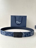 宽度3.5Cm Dior 这款腰带巧妙融合优雅与时尚，彰显 Dior 的精湛工艺。采用头层牛皮精心制作，饰以 Kumo 藤格纹，以全新方式呈现经典图案。腰带长度