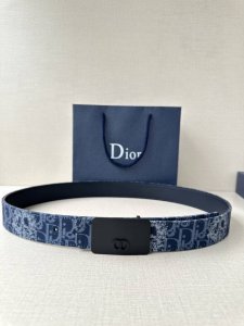 宽度3.5Cm Dior 这款腰带巧妙融合优雅与时尚，彰显 Dior 的精湛工艺。采用头层牛皮精心制作，饰以 Kumo 藤格纹，以全新方式呈现经典图案。腰带长度