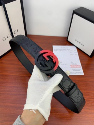 Gucci 經典款g家大花面带身 搭配新款烤漆钢扣採用精挑細選進口頂級牛皮，手感柔軟細膩！帶身寬度4.0Cm