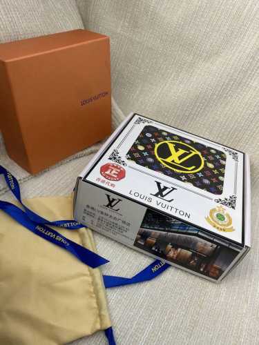 品名：Lv..路易..威登原单 材质：原单牛皮腰带 百分百头层牛皮腰带保证真皮，24K纯钢扣，专柜原单品质、做工精细，时尚大牌，送人自用首选 包装： 请认准如图