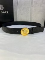 特 6 宽度4.0Cm 范思哲 此款经典古希腊回纹皮底 腰带饰有标志性的Versace美杜莎头像扣，彰显品牌格调。是一款精美的衣橱必备单品。