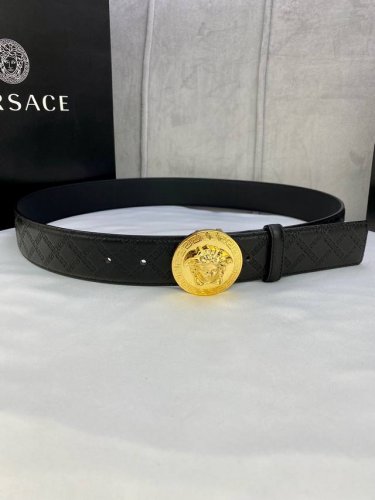 特 6 宽度4.0Cm 范思哲 此款经典古希腊回纹皮底 腰带饰有标志性的Versace美杜莎头像扣，彰显品牌格调。是一款精美的衣橱必备单品。