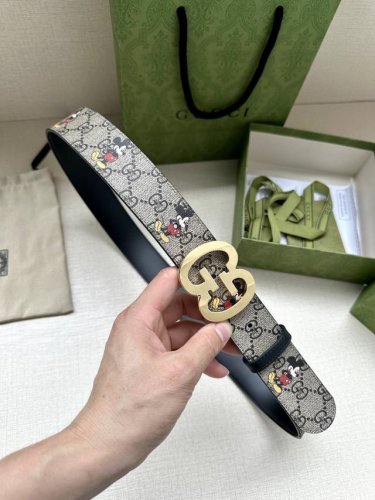 宽度4.0cm gucci 双面腰带，一侧为GG Supreme帆布融入米奇图案 ，反面一侧为进口头层砂底 配以互扣式双G原单钢扣采用真空电镀