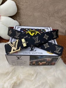 品名：Lv..路易..威登原单 材质：原单牛皮腰带 百分百头层牛皮腰带保证真皮，24K纯钢扣，专柜原单品质、做工精细，时尚大牌，送人自用首选 包