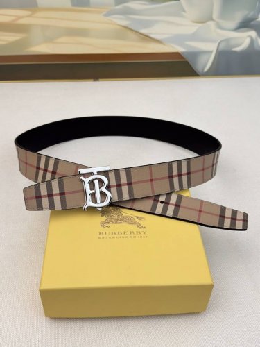 原单4.0Cm 带身采用双面头层牛皮，一面印花条纹一面平纹原厂定制 新款专用，扣头采用精品纯铜扣挂扣，正品开版。专营专柜款！B11030130