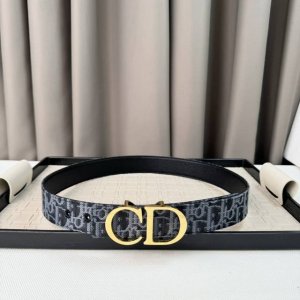 特 。Dio纯铜五金宽3.5Cm原单搭配原扣头，油边近乎完美，手感柔软细腻！