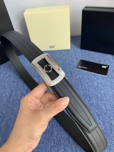 品牌 万宝龙 。 DDD 描述 双面原版皮，这款饰有带扣的腰带配以水牛皮衬里，覆以Monogram 牛皮。展现细腻的品牌特质，是牛仔裤的理想配件 DDD 字母带