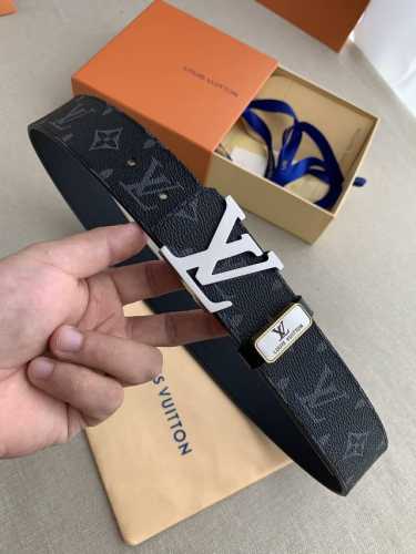 品名： Lv..路易..威登原单 型号：双面使用挂扣，图片实物拍摄 材料：头层牛皮，挂扣系列，纯钢质扣头，钯镀电镀工艺永不掉色。黑老花皮底，专柜同等质量， 送人