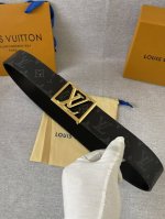 特 男装艺术总监 Virgil Abloh 为自己设计的 Lv Pyramide 搭扣增添简明框架，令 Lv Pyramide Frame 4.0宽腰带成为品牌