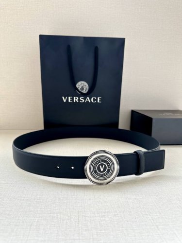 宽度3.8Cm Versace Jeans Couture 牛皮革V-Emblem板扣式皮带、饰有La Greca彰显个性设计。该铆钉腰带饰有La Greca五