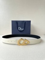 宽度3.5Cm Dior 这款黑色哑光涂漆饰面 不锈钢腰带扣是春季男装系列新品，展示 Cd30 标志，灵感源自 B30 运动鞋。可与各式 35 毫米腰带搭配，提