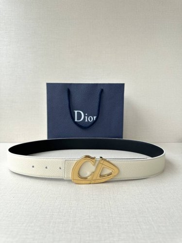 宽度3.5Cm Dior 这款黑色哑光涂漆饰面 不锈钢腰带扣是春季男装系列新品，展示 Cd30 标志，灵感源自 B30 运动鞋。可与各式 35 毫米腰带搭配，提