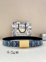 特 宽度4.0Cm Dior 这款 40 毫米双面腰带结合典雅气质与摩登风范。双面设计，一面采用海军蓝色 Cd Diamond 图案帆布，另一面采用同色调光滑牛